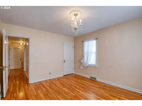 Bedroom - 215 NW Despain Ave, Pendleton, OR 97801 photo 2 of 6