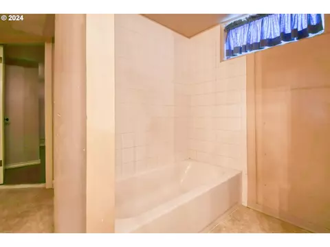 Bath - 215 NW Despain Ave, Pendleton, OR 97801 photo 3 of 3