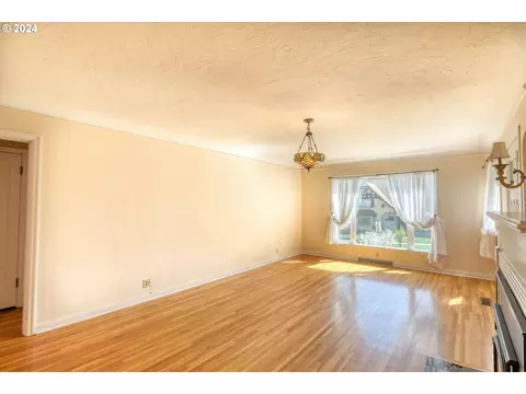 Living - 215 NW Despain Ave, Pendleton, OR 97801 photo 2 of 8