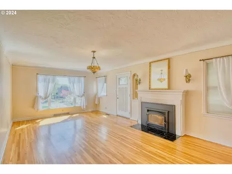 Living - 215 NW Despain Ave, Pendleton, OR 97801 photo 7 of 8
