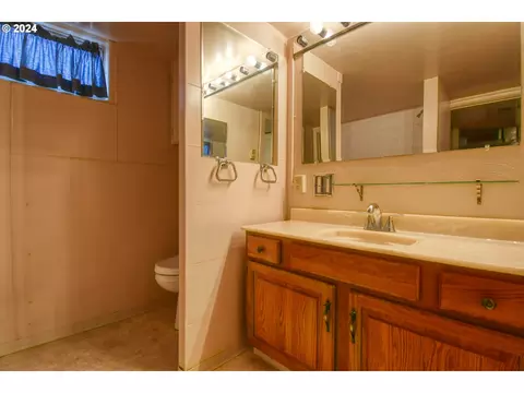 Bath - 215 NW Despain Ave, Pendleton, OR 97801 photo 2 of 3