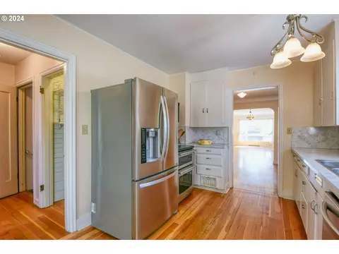 Kitchen - 215 NW Despain Ave, Pendleton, OR 97801 photo 4 of 6