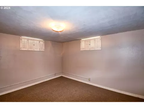 Bedroom - 215 NW Despain Ave, Pendleton, OR 97801 photo 5 of 6