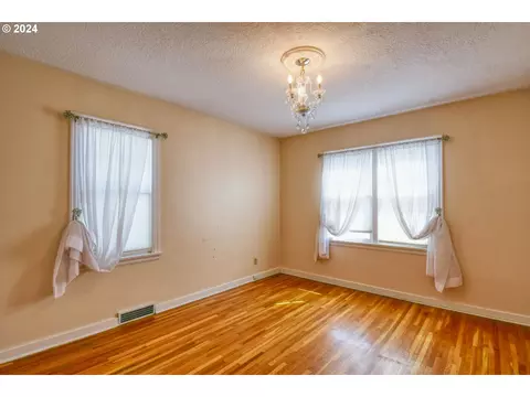 Bedroom - 215 NW Despain Ave, Pendleton, OR 97801 photo 1 of 6