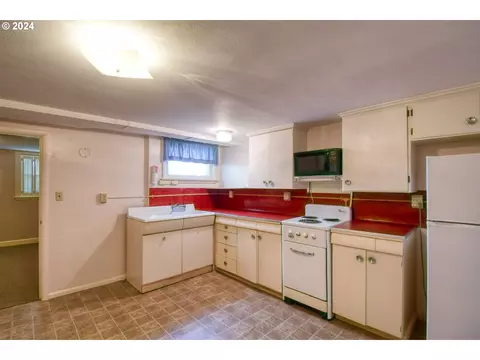 Kitchen - 215 NW Despain Ave, Pendleton, OR 97801 photo 6 of 6