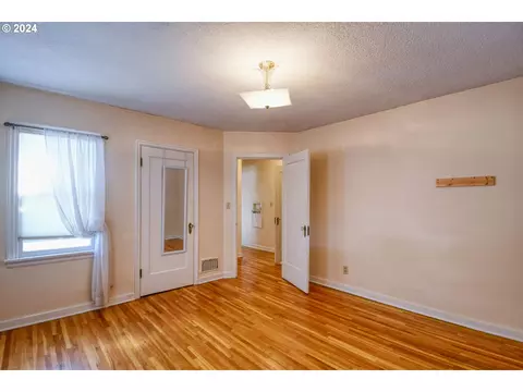 Bedroom - 215 NW Despain Ave, Pendleton, OR 97801 photo 4 of 6