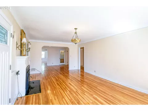 Living - 215 NW Despain Ave, Pendleton, OR 97801 photo 1 of 8