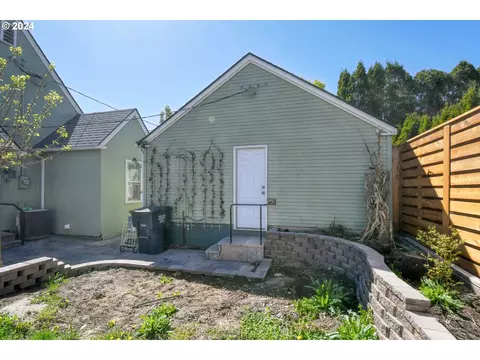Exterior - 215 NW Despain Ave, Pendleton, OR 97801 photo 7 of 12