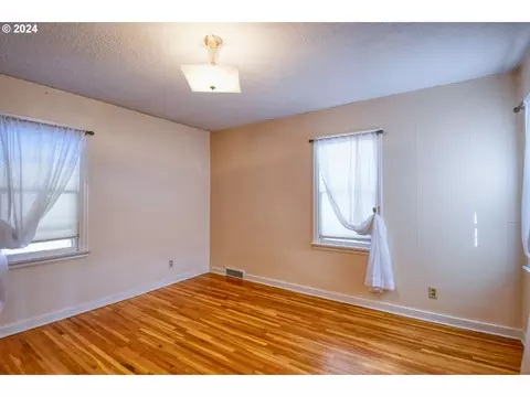 Bedroom - 215 NW Despain Ave, Pendleton, OR 97801 photo 3 of 6