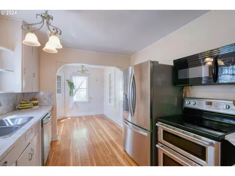 Kitchen - 215 NW Despain Ave, Pendleton, OR 97801 photo 2 of 6