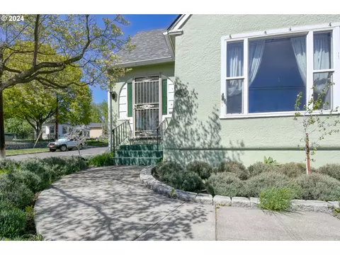 Exterior - 215 NW Despain Ave, Pendleton, OR 97801 photo 3 of 12