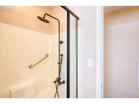 Bath - 215 NW Despain Ave, Pendleton, OR 97801 photo 1 of 3