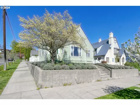 Exterior - 215 NW Despain Ave, Pendleton, OR 97801 photo 2 of 12