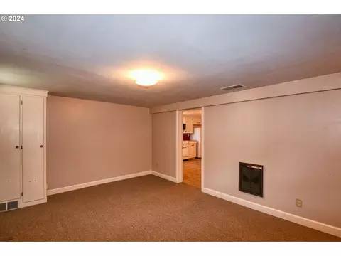Living - 215 NW Despain Ave, Pendleton, OR 97801 photo 8 of 8