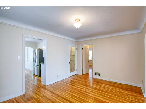 Living - 215 NW Despain Ave, Pendleton, OR 97801 photo 4 of 8
