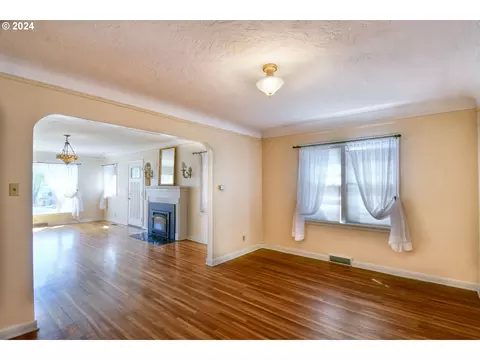 Living - 215 NW Despain Ave, Pendleton, OR 97801 photo 5 of 8