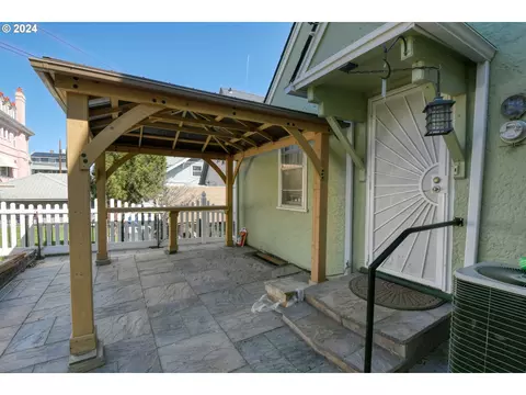 Exterior - 215 NW Despain Ave, Pendleton, OR 97801 photo 5 of 12