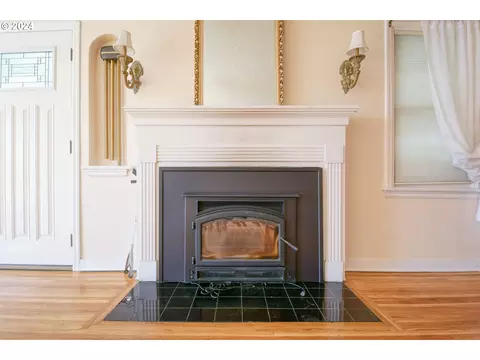 Living - 215 NW Despain Ave, Pendleton, OR 97801 photo 3 of 8