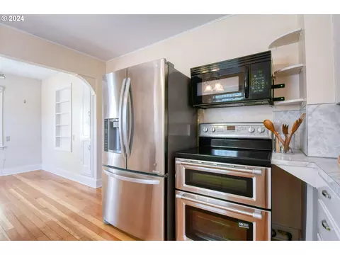 Kitchen - 215 NW Despain Ave, Pendleton, OR 97801 photo 3 of 6