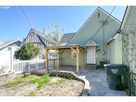 Exterior - 215 NW Despain Ave, Pendleton, OR 97801 photo 6 of 12