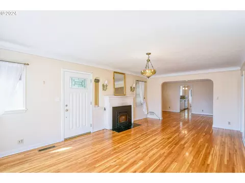 Living - 215 NW Despain Ave, Pendleton, OR 97801 photo 6 of 8