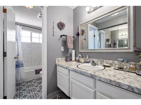 Bath - 4559 Souza St, Eugene, OR 97402 photo 2 of 2