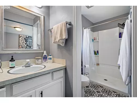 Bath - 4559 Souza St, Eugene, OR 97402 photo 1 of 2