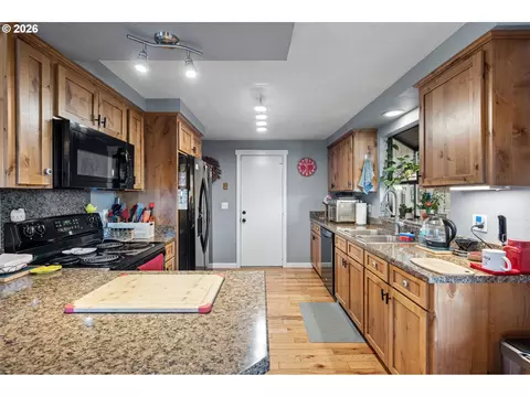 Kitchen - 4559 Souza St, Eugene, OR 97402 photo 4 of 5