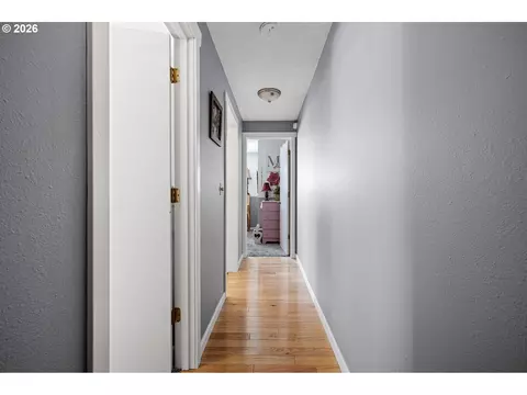 Entry Way - 4559 Souza St, Eugene, OR 97402 photo 2 of 2