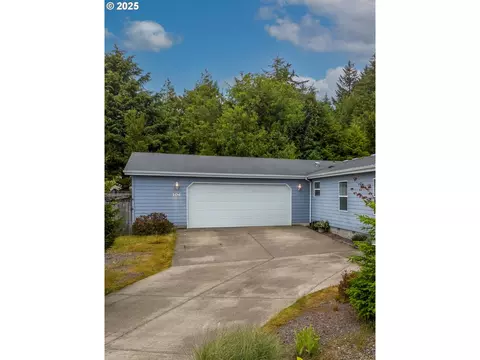 104 SE Fair Wind Ct, Depoe Bay, OR 97341