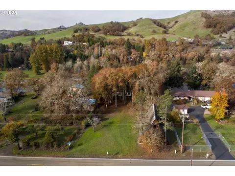 606 Whistlers Ln, Roseburg, OR 97470