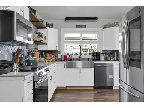 Kitchen - 1215 Irving Rd, Eugene, OR 97404 photo 1 of 7
