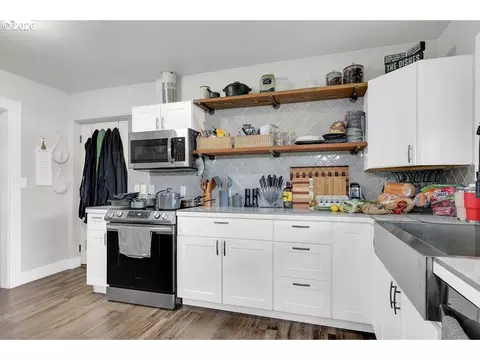 Kitchen - 1215 Irving Rd, Eugene, OR 97404 photo 4 of 7
