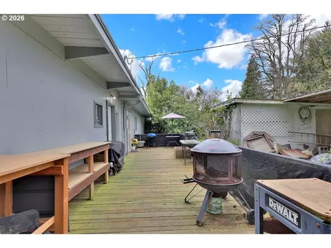 Exterior - 1215 Irving Rd, Eugene, OR 97404 photo 3 of 10