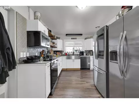 Kitchen - 1215 Irving Rd, Eugene, OR 97404 photo 6 of 7