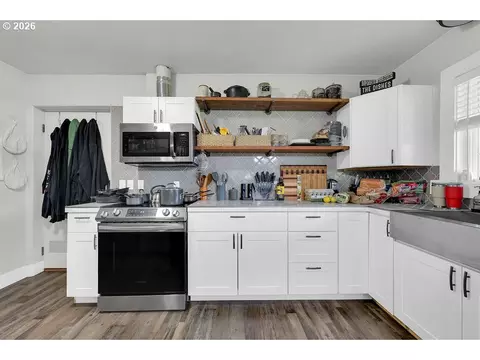 Kitchen - 1215 Irving Rd, Eugene, OR 97404 photo 2 of 7