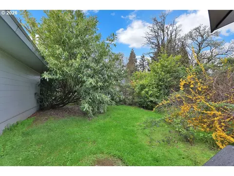 Exterior - 1215 Irving Rd, Eugene, OR 97404 photo 5 of 10