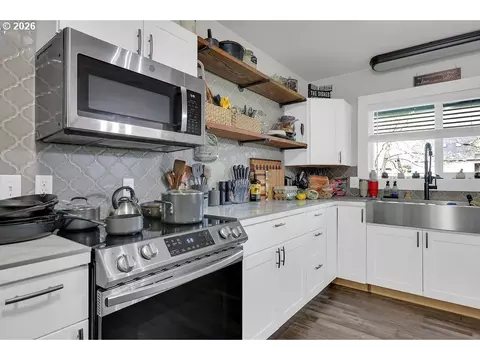 Kitchen - 1215 Irving Rd, Eugene, OR 97404 photo 5 of 7