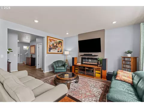 Living - 3085 U St, Springfield, OR 97477 photo 1 of 2