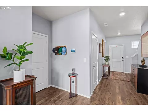 Entry Way - 3085 U St, Springfield, OR 97477 photo 1 of 3