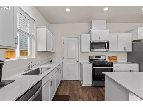 Kitchen - 3085 U St, Springfield, OR 97477 photo 4 of 6