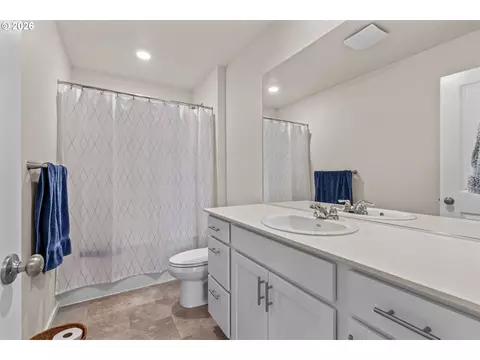 Bath - 3085 U St, Springfield, OR 97477 photo 2 of 4