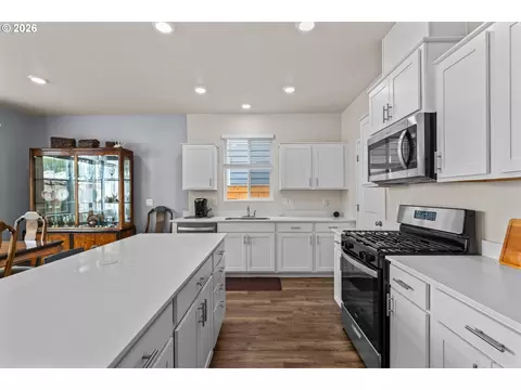 Kitchen - 3085 U St, Springfield, OR 97477 photo 2 of 6