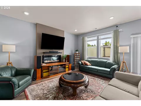 Living - 3085 U St, Springfield, OR 97477 photo 2 of 2