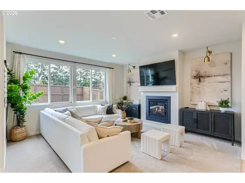 Living - 5737 Basalt Ct, Springfield, OR 97478 photo 2 of 4