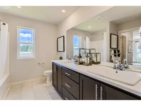 Bath - 5737 Basalt Ct, Springfield, OR 97478 photo 4 of 4
