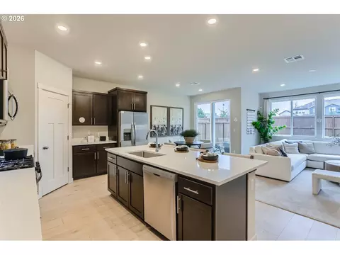 Kitchen - 5737 Basalt Ct, Springfield, OR 97478 photo 3 of 4
