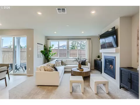 Living - 5737 Basalt Ct, Springfield, OR 97478 photo 1 of 4