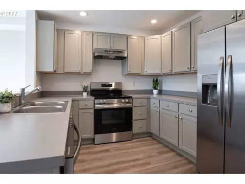 Kitchen - 790 St Charles St, Eugene, OR 97402 photo 2 of 2