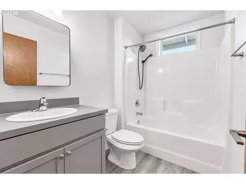 Bath - 790 St Charles St, Eugene, OR 97402 photo 2 of 2